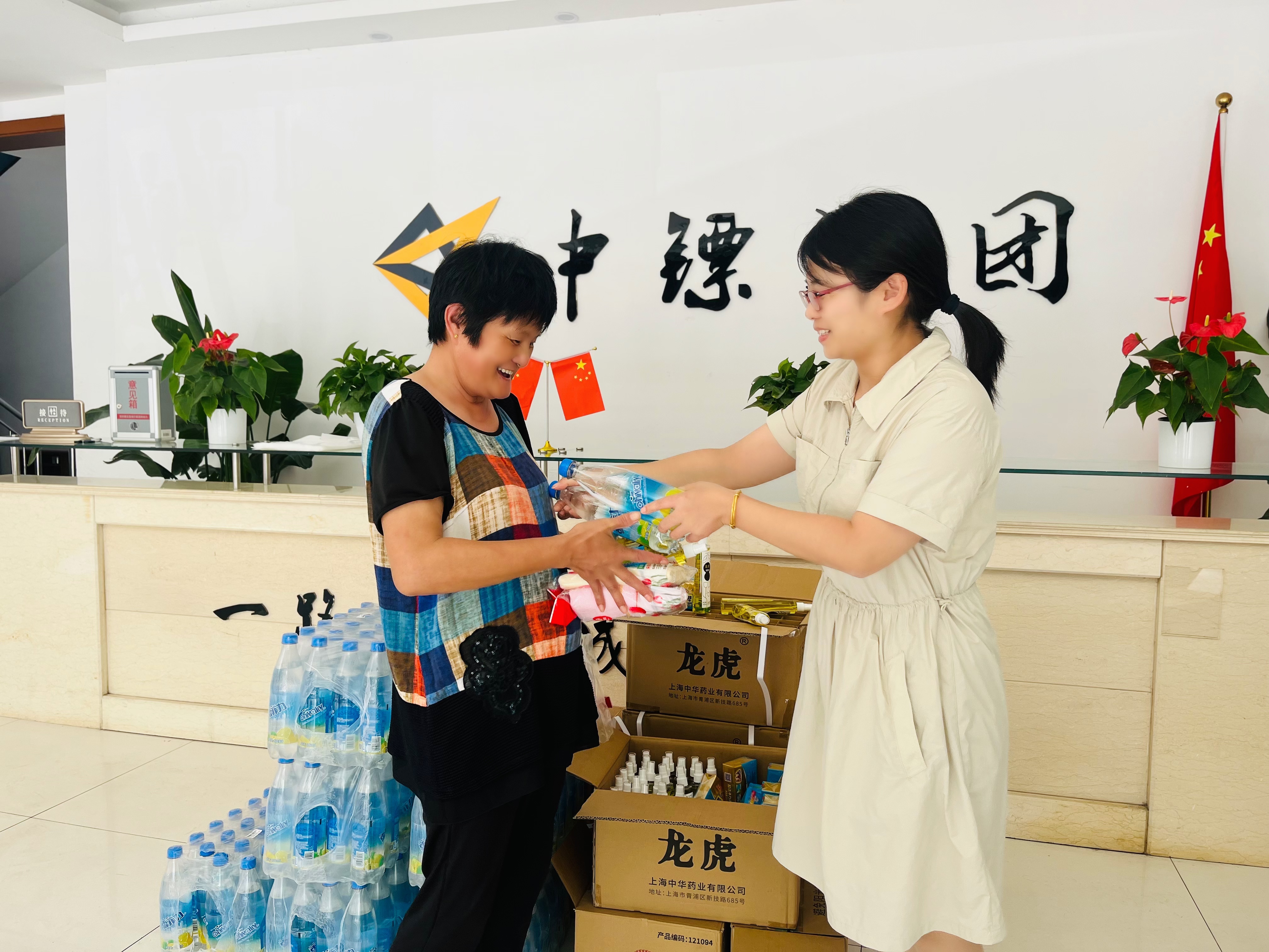 炎炎夏日送清凉，企业关怀暖一线